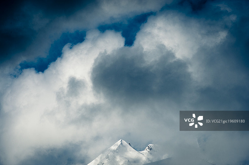 加拿大山顶的雪云图片素材