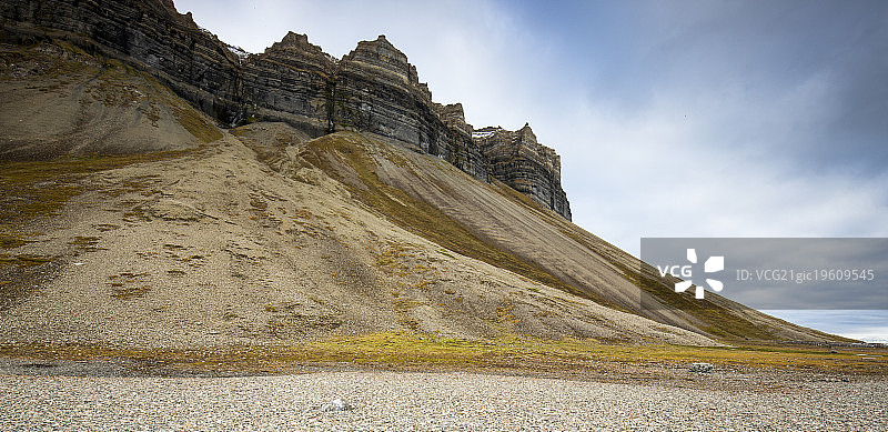 挪威斯瓦尔巴群岛，从比勒峡湾眺望斯坎森悬崖风光图片素材