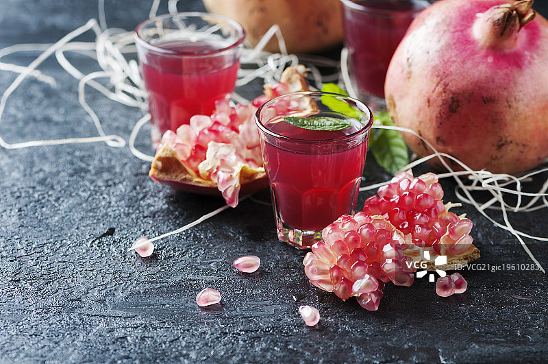 桌子上甜美的石榴汁图片素材