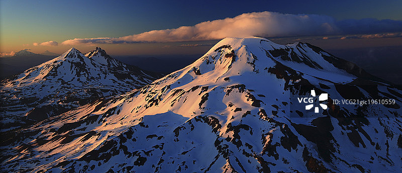 美国俄勒冈州三姐妹峰日落时的航拍视角图片素材