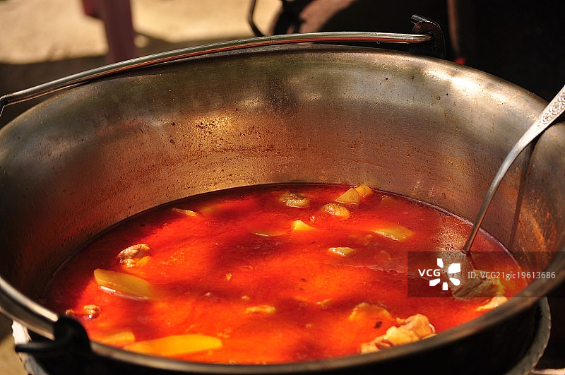 大锅烹饪的传统匈牙利浓汤图片素材