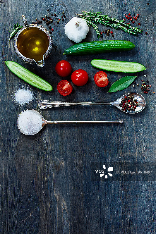 深色木质背景上的香料和健康有机蔬菜，留有文字空间。素食……图片素材