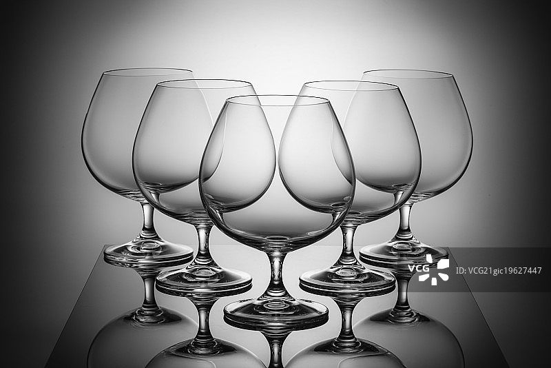 五个带倒影的空白兰地酒杯图片素材