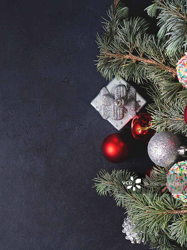 带有圣诞球的蓝云杉树枝图片素材