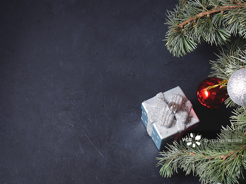 带有圣诞球的蓝云杉树枝图片素材