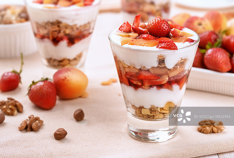 浆果和格兰诺拉麦片冻糕图片素材