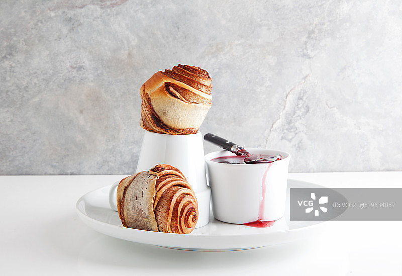 肉桂卷和覆盆子酱图片素材