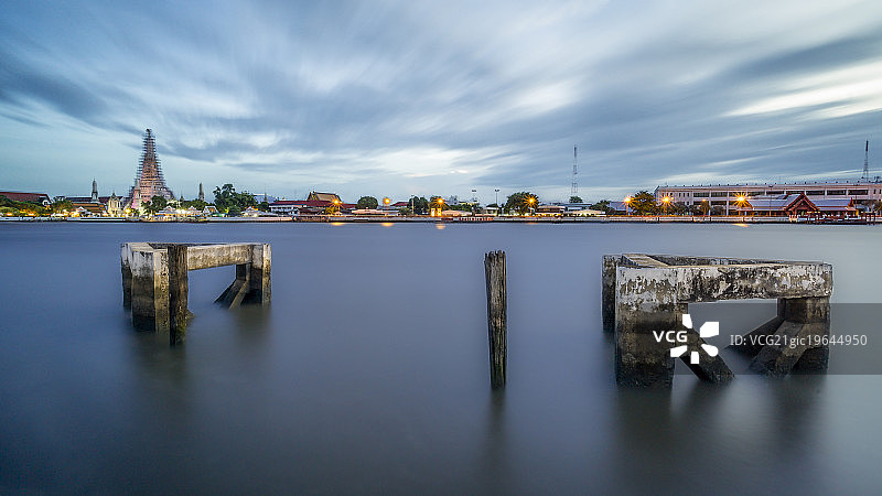 蓝色时刻的曼谷河长曝光图片素材