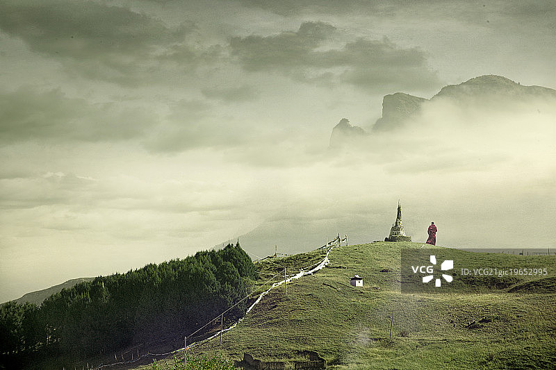 郎木寺山坡上的白塔图片素材