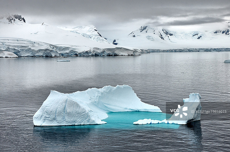 在南极洲天堂湾水域航行图片素材
