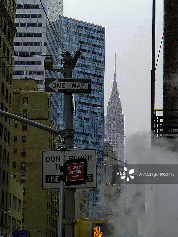 从住宅区拍摄的克莱斯勒大厦图片素材