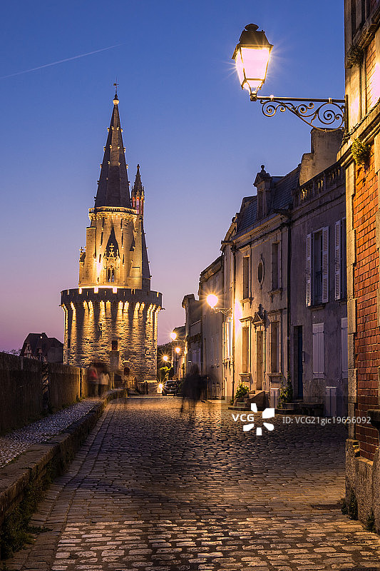 拉罗谢尔的街道、塔楼和路灯图片素材