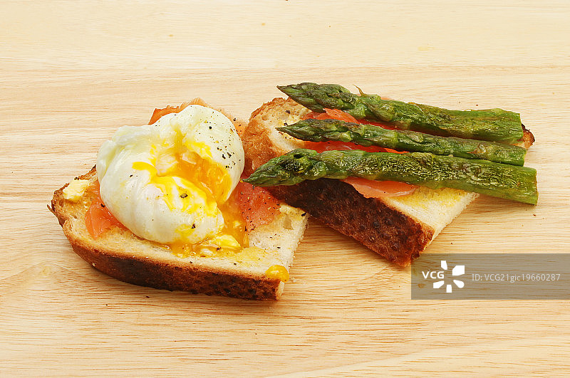 烟熏三文鱼芦笋溏心蛋图片素材