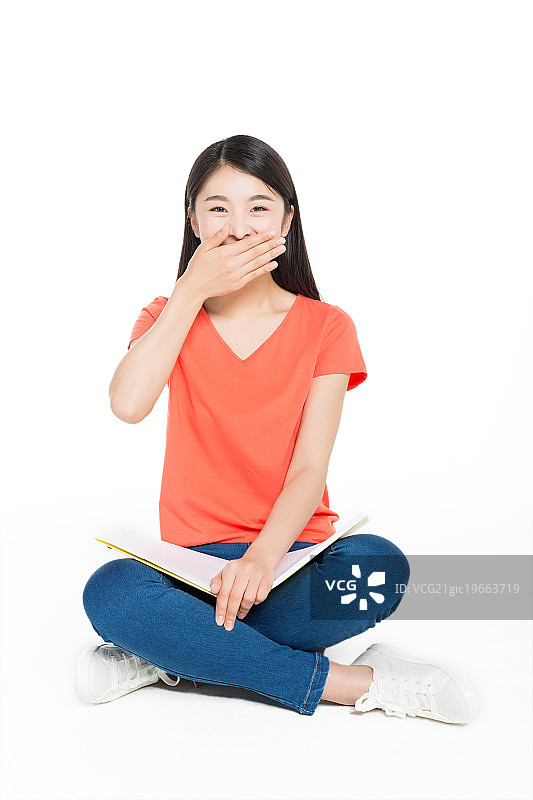 女孩害羞的捂着嘴巴图片素材