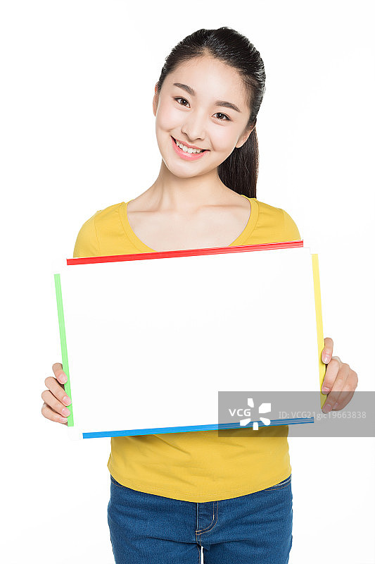 年轻女孩拿着写字板图片素材