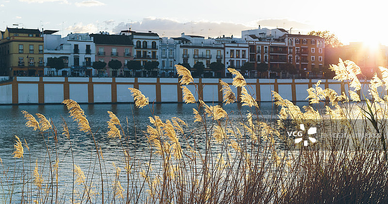 特里亚纳瓜达尔基维尔河日落图片素材