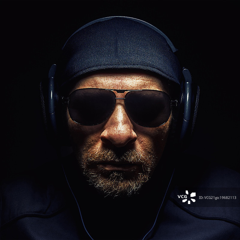 戴耳机的男人的头部图片素材