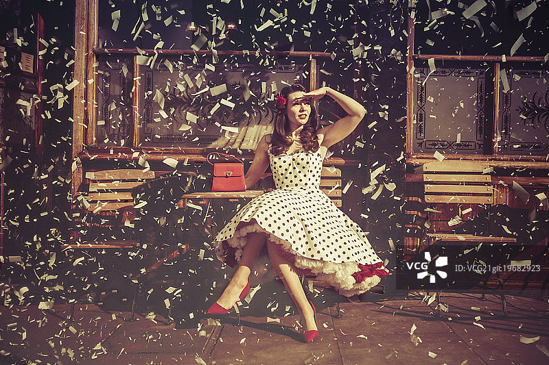 向游行队伍敬礼图片素材