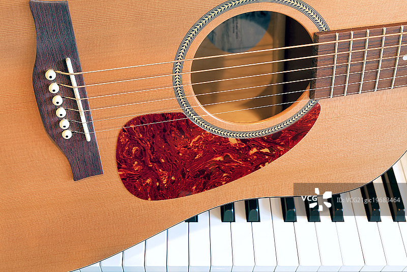 带钢琴琴键的原声吉他图片素材