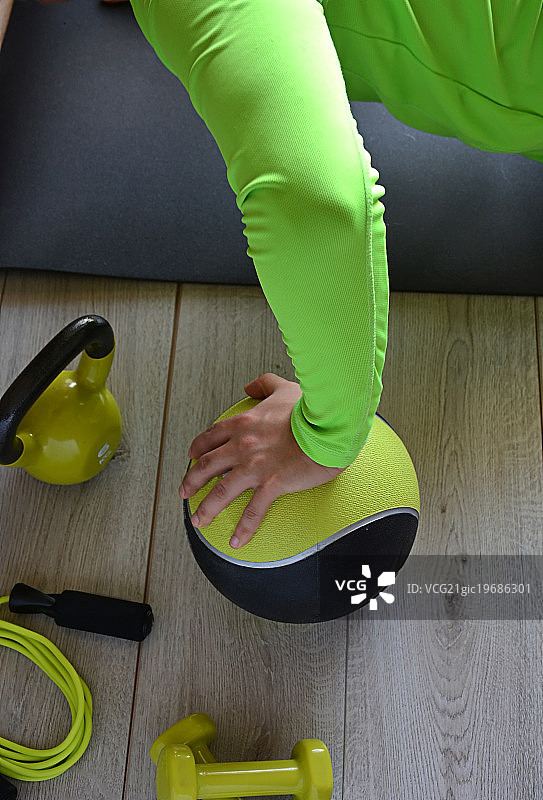 男子用壶铃和药球训练图片素材