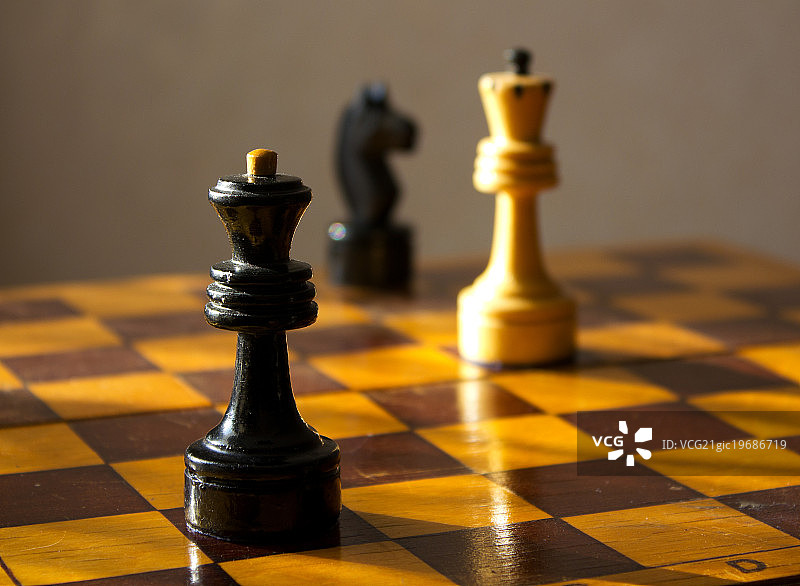 棋盘上的黑皇后和白国王图片素材