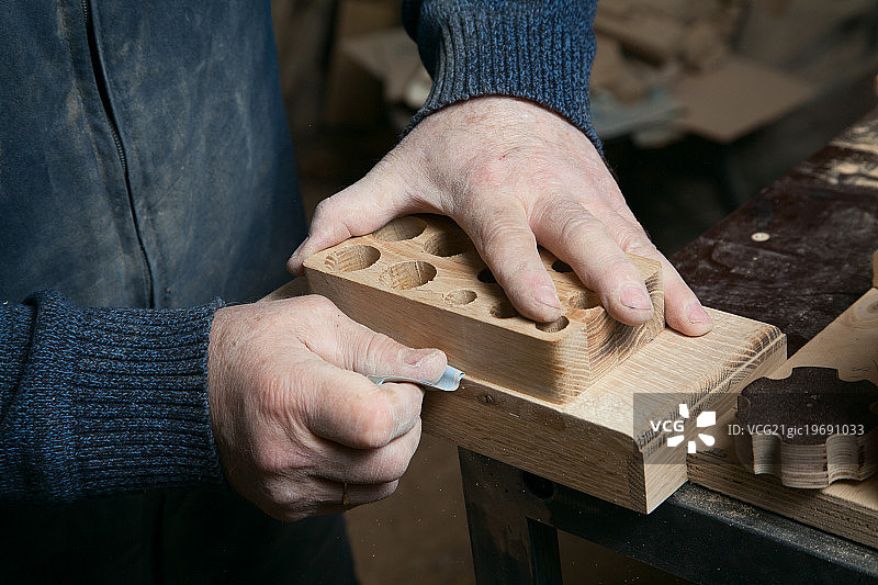 在工作室用砂纸打磨木制品图片素材