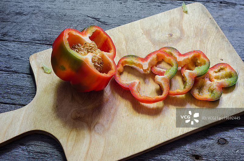 木桌上的辣椒切片照片图片素材