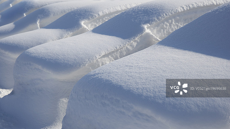 深雪下的汽车图片素材