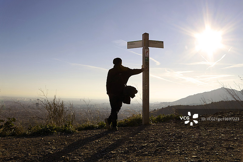 倚靠在路标上的男人轮廓图片素材