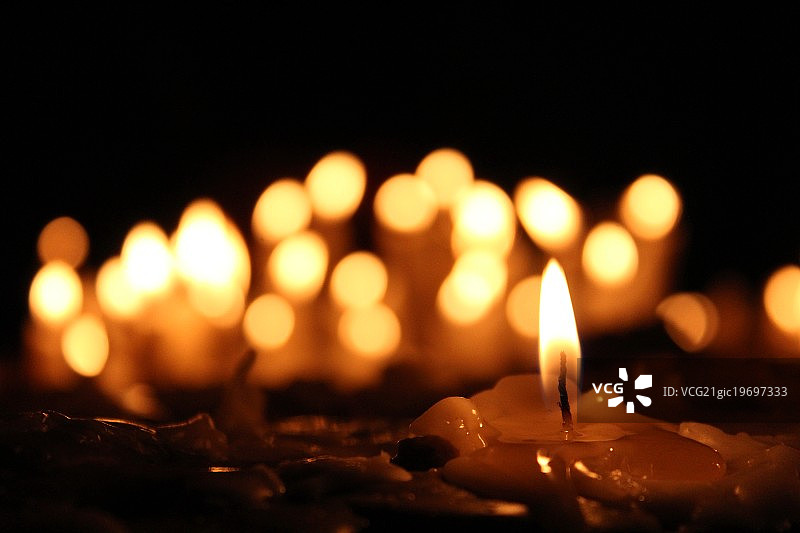 黑暗中的孤独图片素材