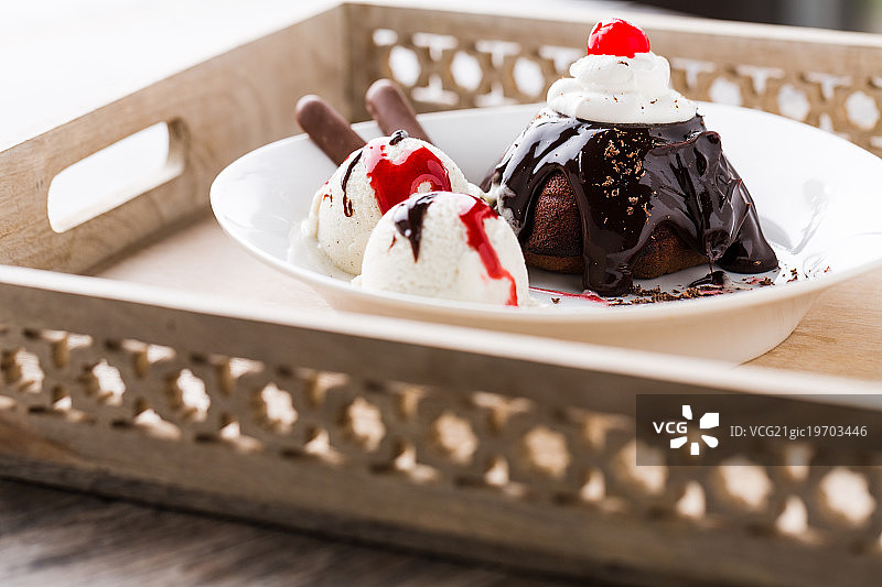 香草冰淇淋巧克力蛋糕图片素材