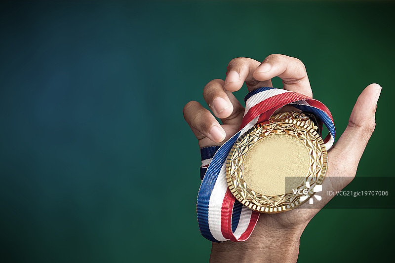 手持金杯庆祝比赛胜利图片素材