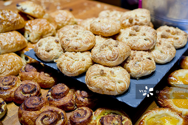 案板上的甜面包图片素材