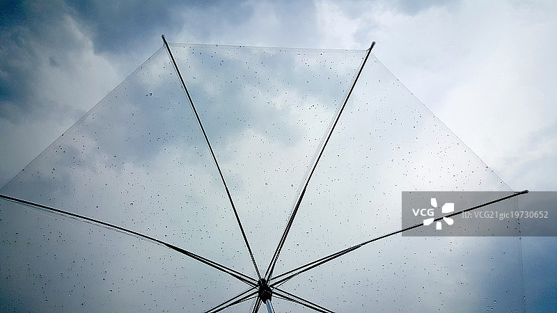 雨中的安全伞图片素材