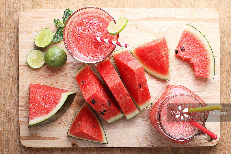 健康西瓜青柠冰沙和新鲜西瓜图片素材