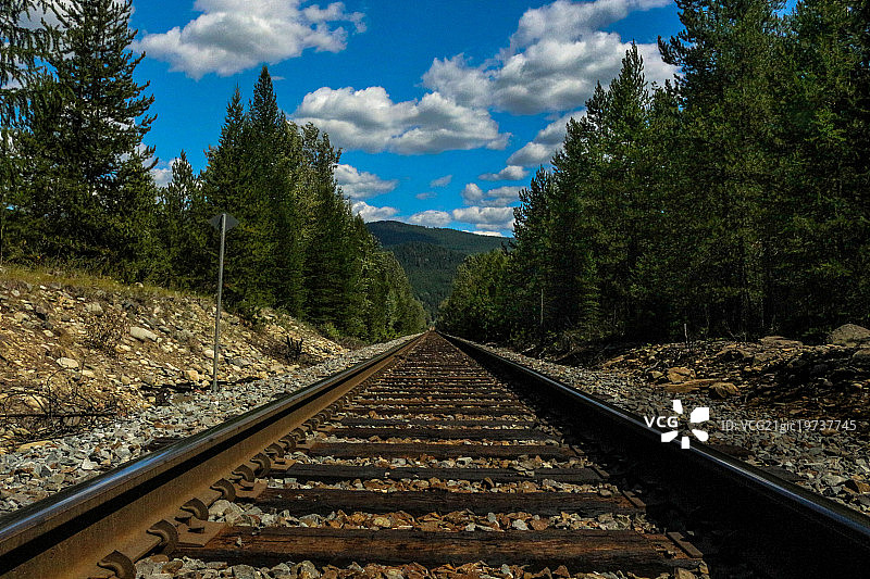 莫耶湖的火车轨道图片素材