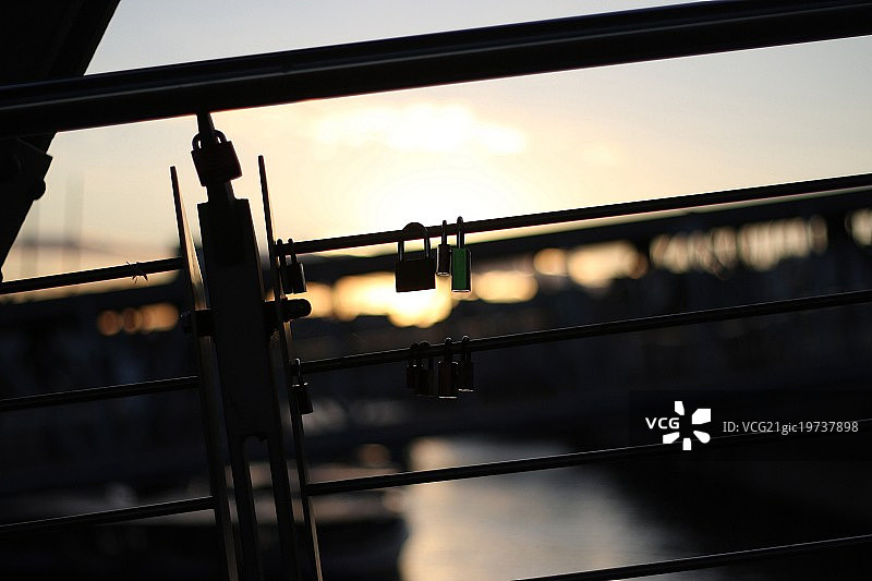 日落下的挂锁图片素材