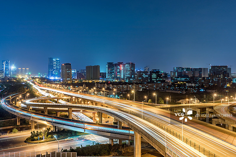 城市立交与城市天际线图片素材