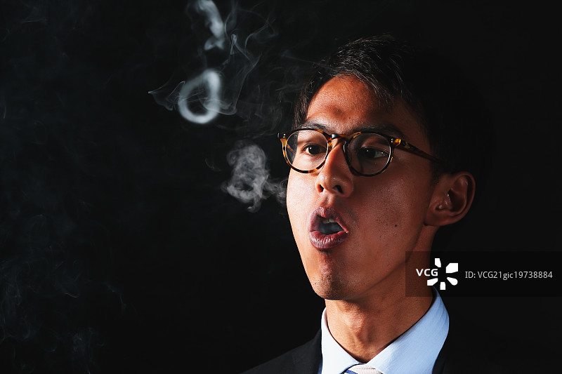 吸烟的年轻日本商人图片素材