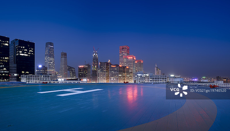 北京CBD摩天大楼繁华夜景和直升机停机坪图片素材