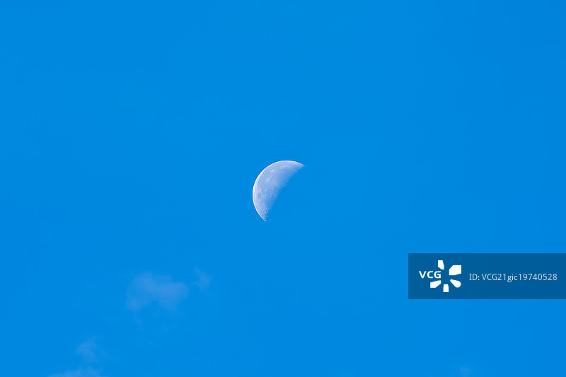 蓝天白日下的白色半月图片素材