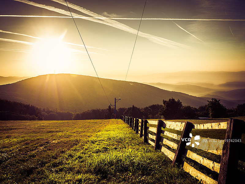 白喀尔巴阡山脉的日出图片素材