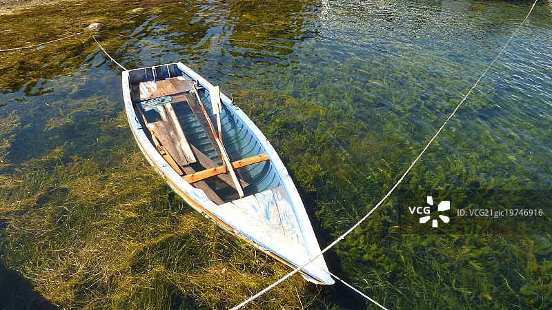 的的喀喀湖白色船只图片素材