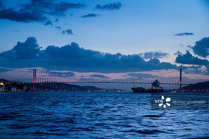 横跨博斯普鲁斯海峡的大桥图片素材