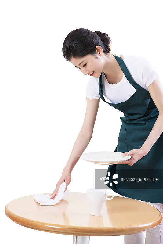 Young waitress cleaning table图片素材