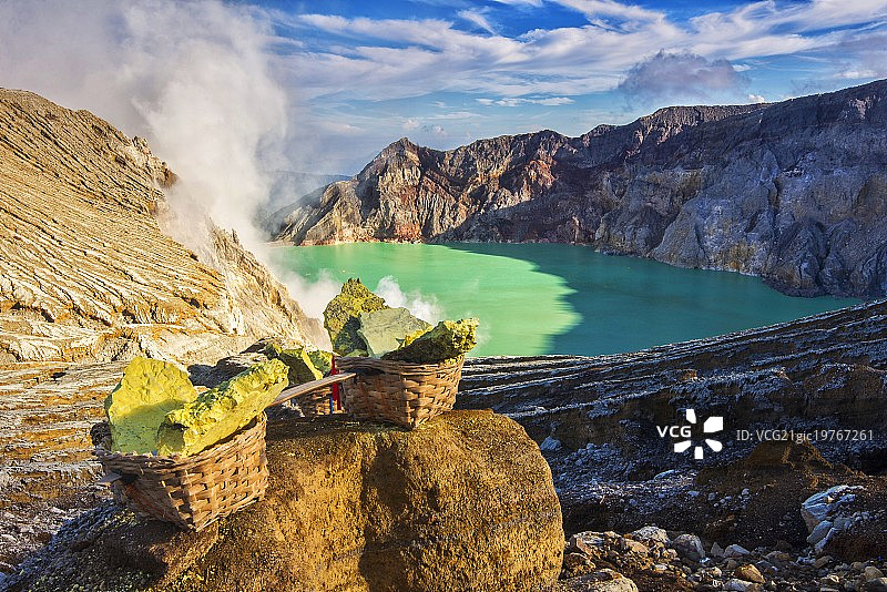 硫磺与火山口图片素材