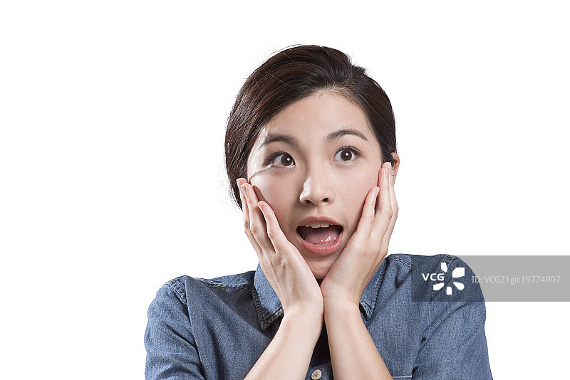 Portrait of young woman surprised图片素材
