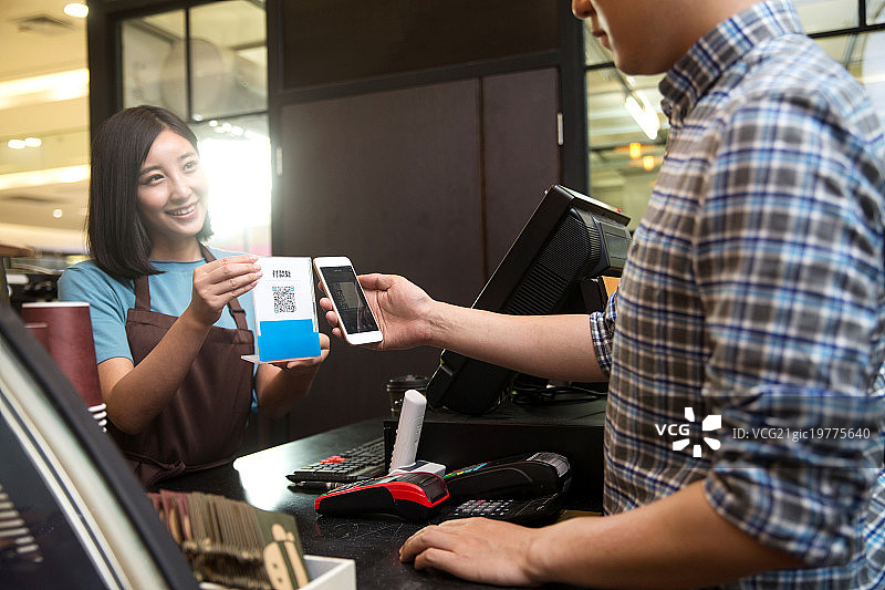 咖啡馆里进行手机支付图片素材