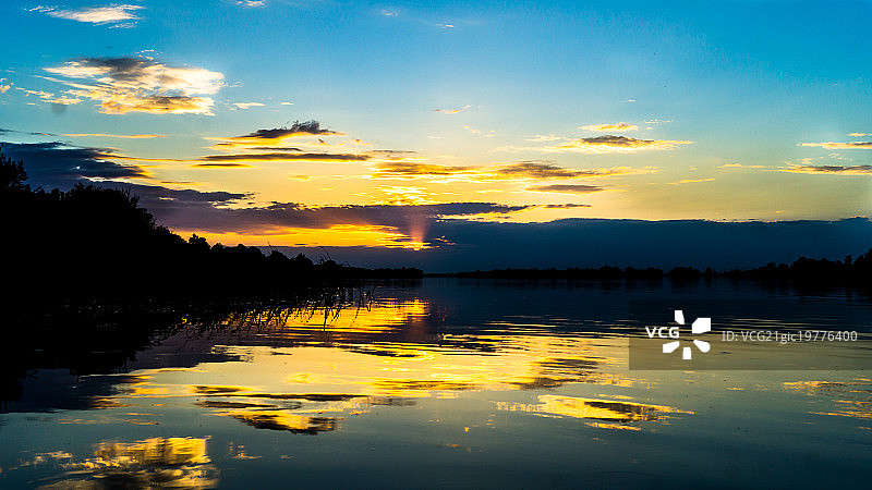 里海捕鱼图片素材