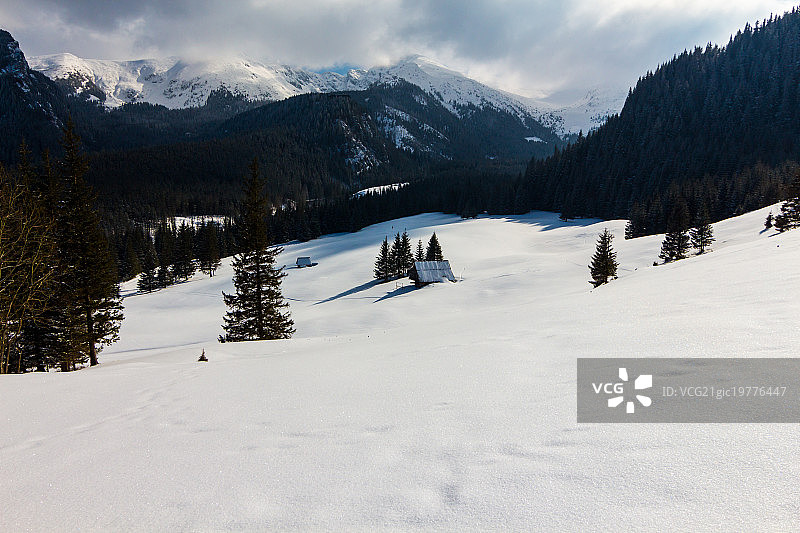 冬季的木制小屋图片素材